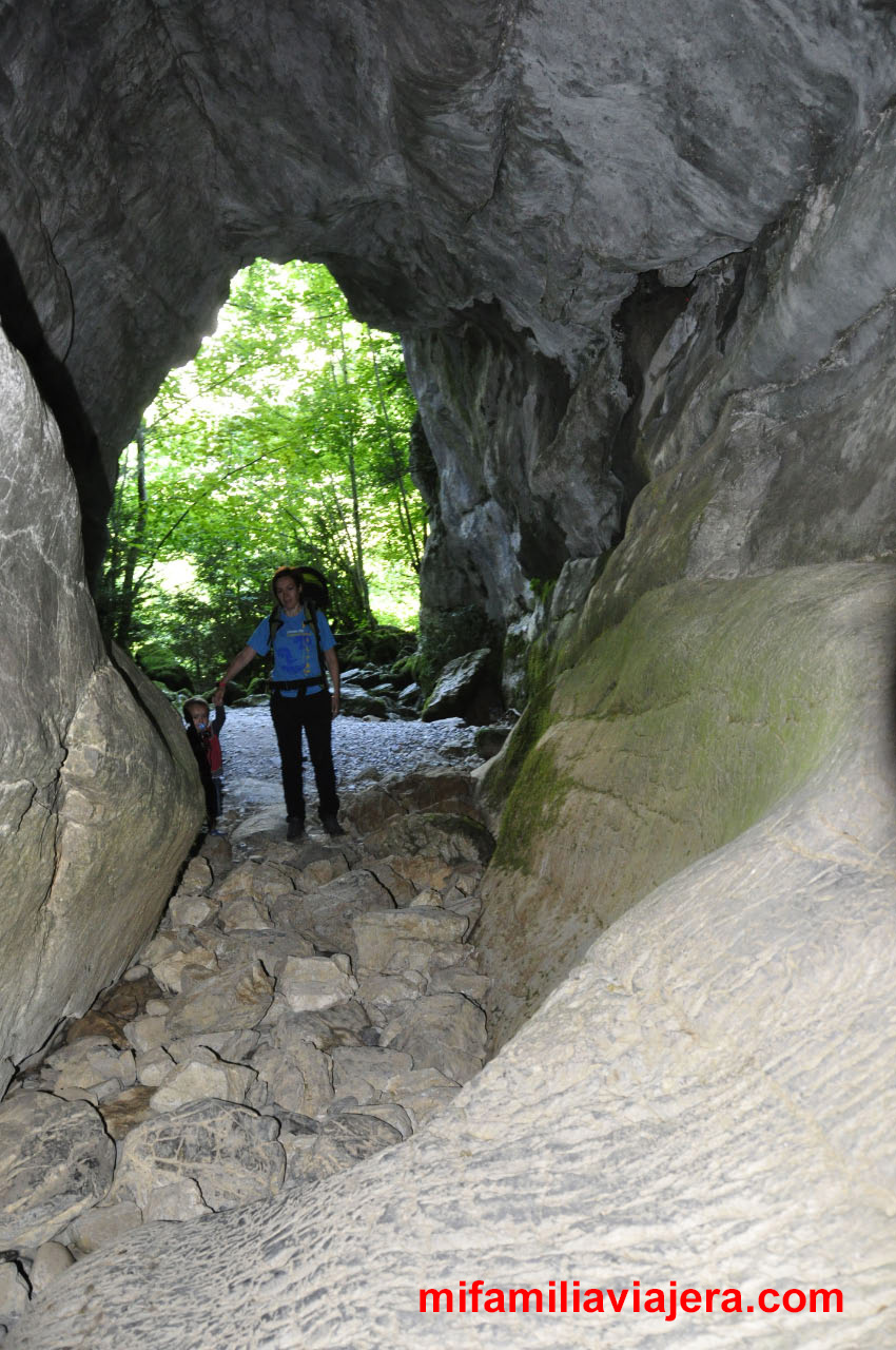 Cueva del Ibón