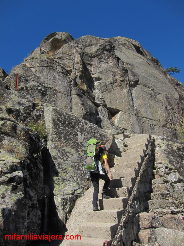Escalones de acceso a la Garganta de Solana