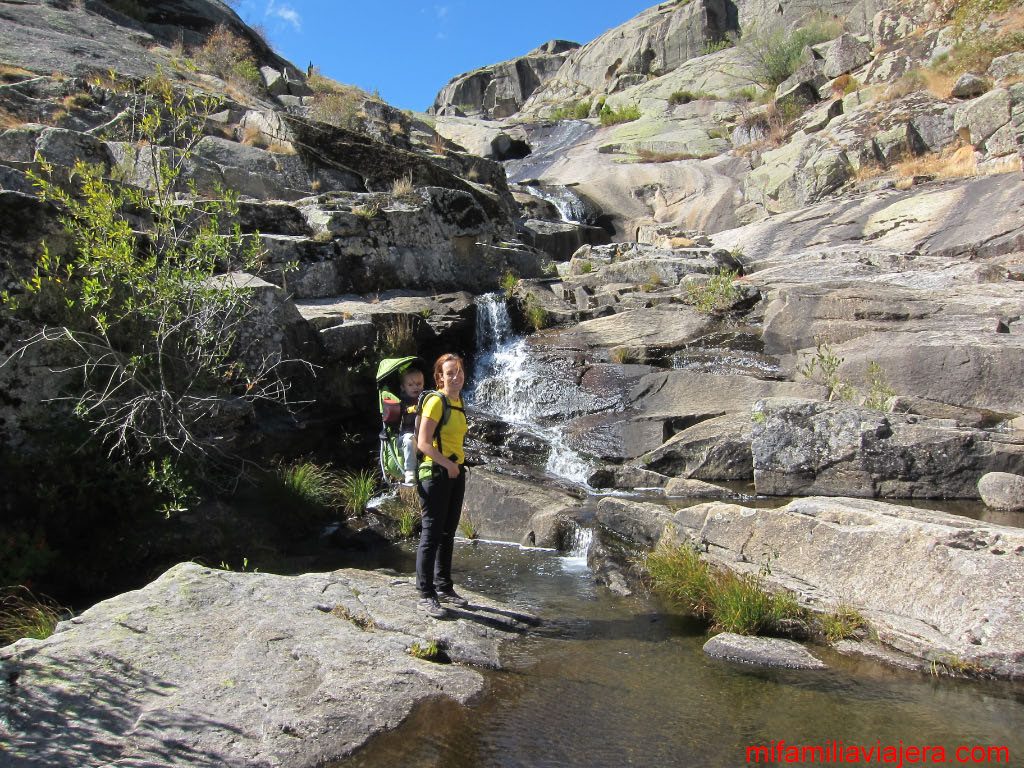 Pequeños saltos de agua en la Garganta de Solana