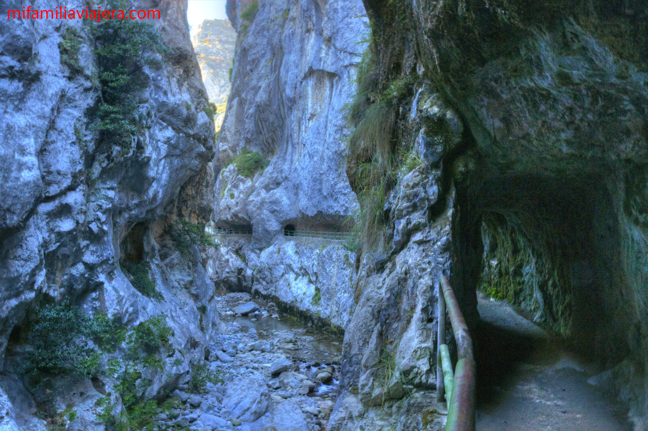 Las gruta y puentes se suceden al inicio de la ruta desde Caín