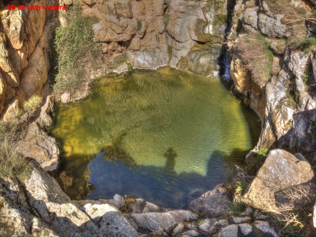 Poza de agua en tonalidades turquesa de la Cascada inferior Las Pilas