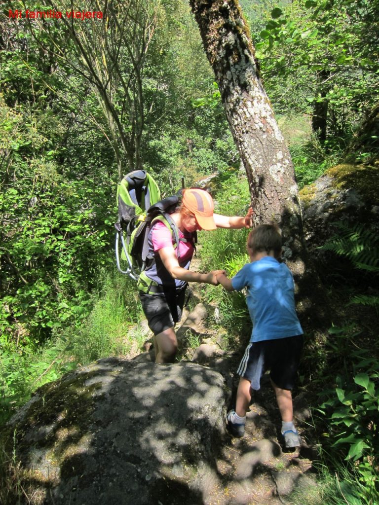 El acceso a la cascada es un poco abrupto