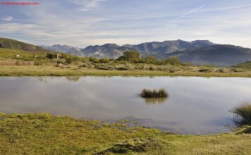 Mirador Laguna del Castro o de Villaseca de Laciana con niños Laguna de Villaseca de Laciana