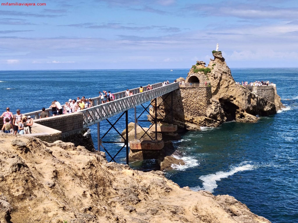 Roca de la Virgen en Biarritz dentro del País Vasco francés