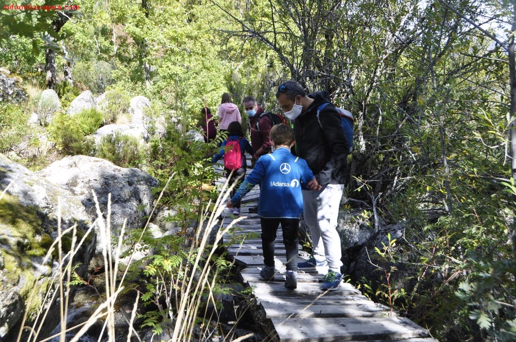 Pasarela de madera sobre el río Cuerpo de Hombre