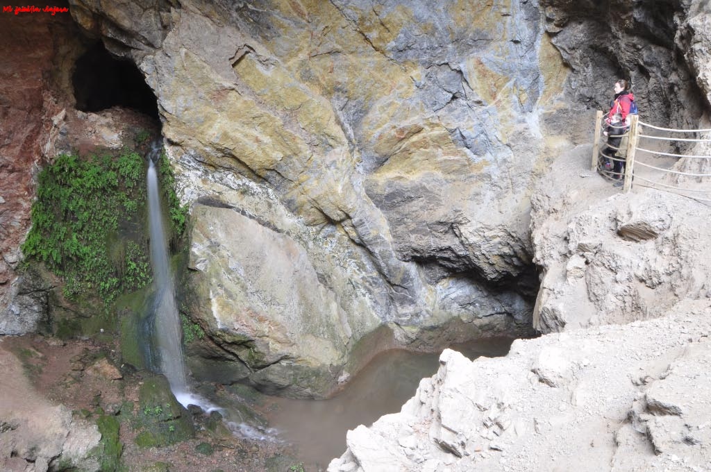 Salto de agua en el interior de la cueva