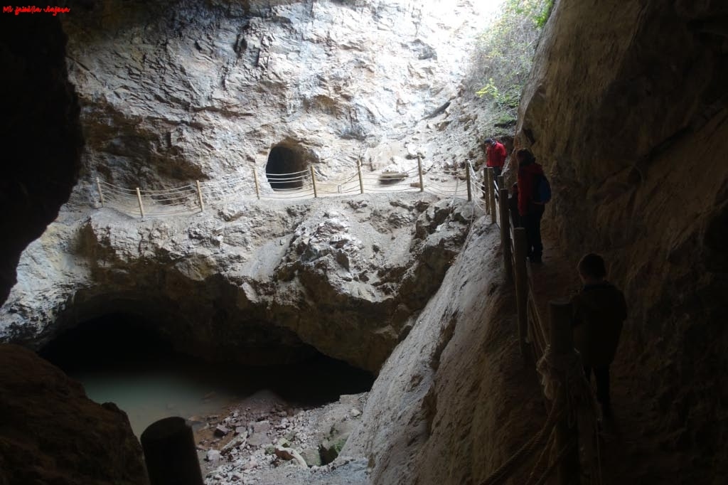 Cueva con cascada interior en Jubera