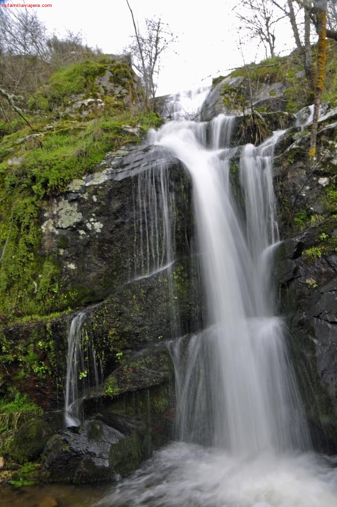 Cascada desde el margen derecho del arroyo