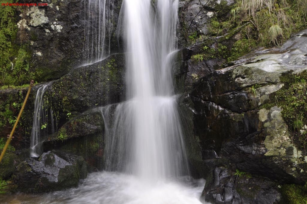 Cascada desde el margen derecho del arroyo