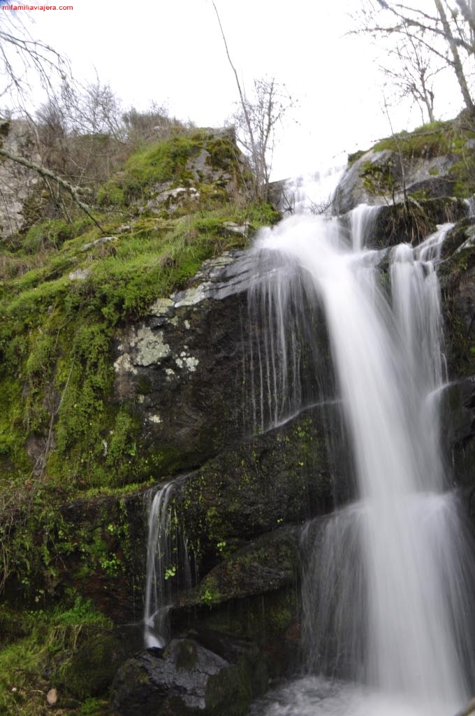 Cascada desde el margen derecho del arroyo