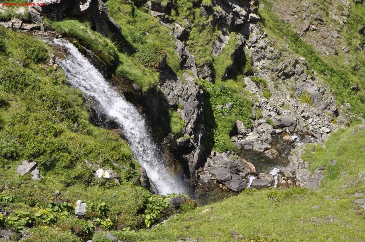 El agua del deshielo crea cascadas a lo largo del valle