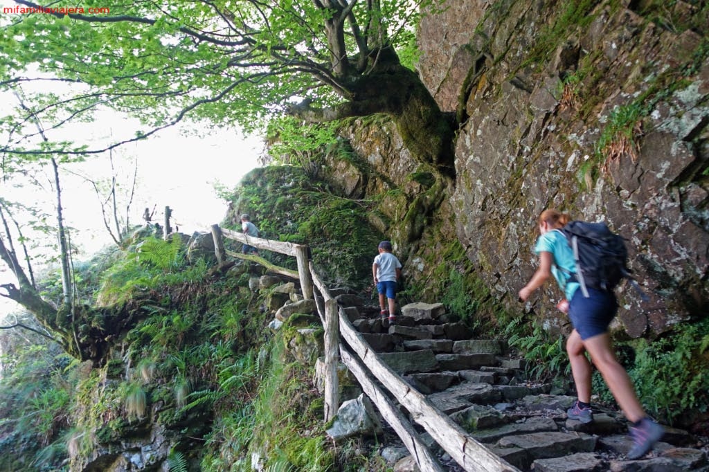 Escaleras de acceso al desfiladero
