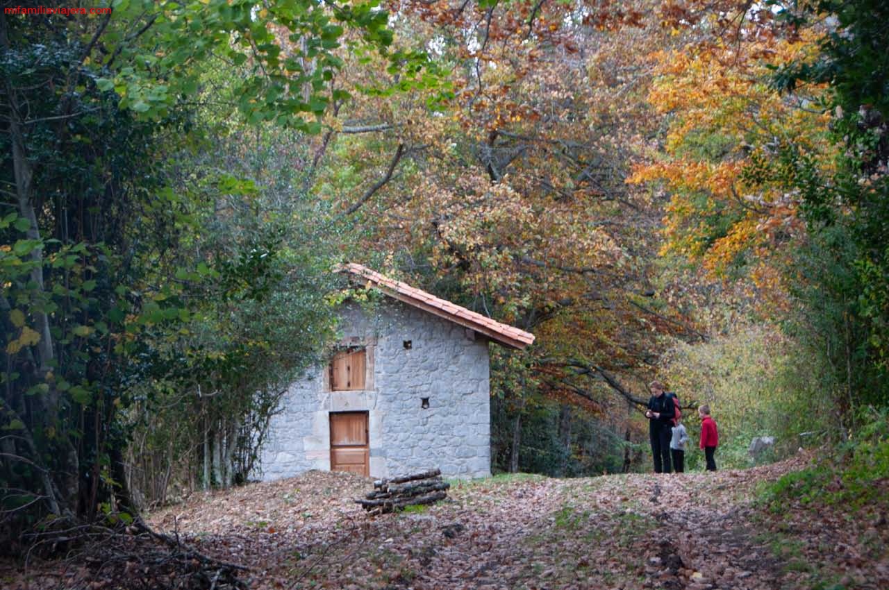 Casa de piedra donde comienza el sendero hacia el mirador La Pica Ten