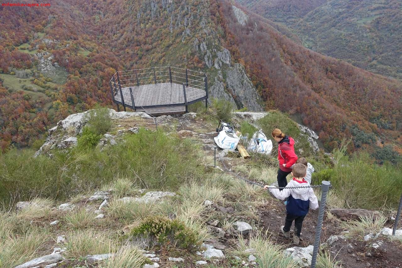 El mirador está suspendido sobre el valle