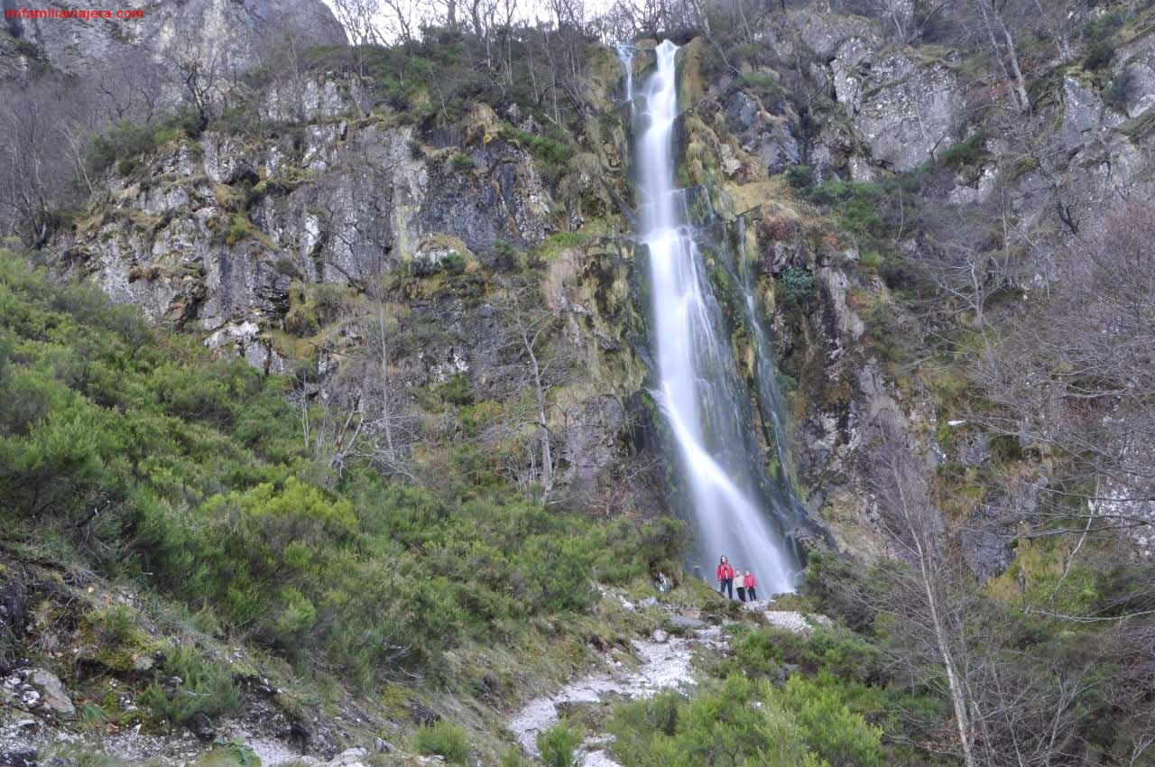 Espectacular cascada del Tabayón del Mongallu en el Parque Natural de Redes