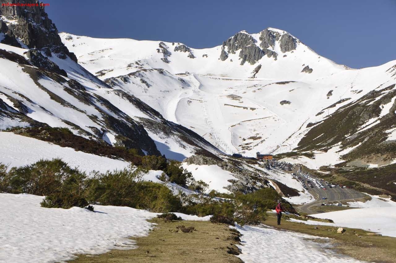 Vistas de la estación de esquí de San Isidro y el aparcamiento de Cebolledo
