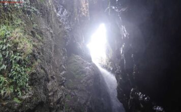 CASCADA COLA DE CABALLO DE NOCEDO DE CURUEÑO CON NIÑOS El salto de agua se desliza por una oquedad de la roca