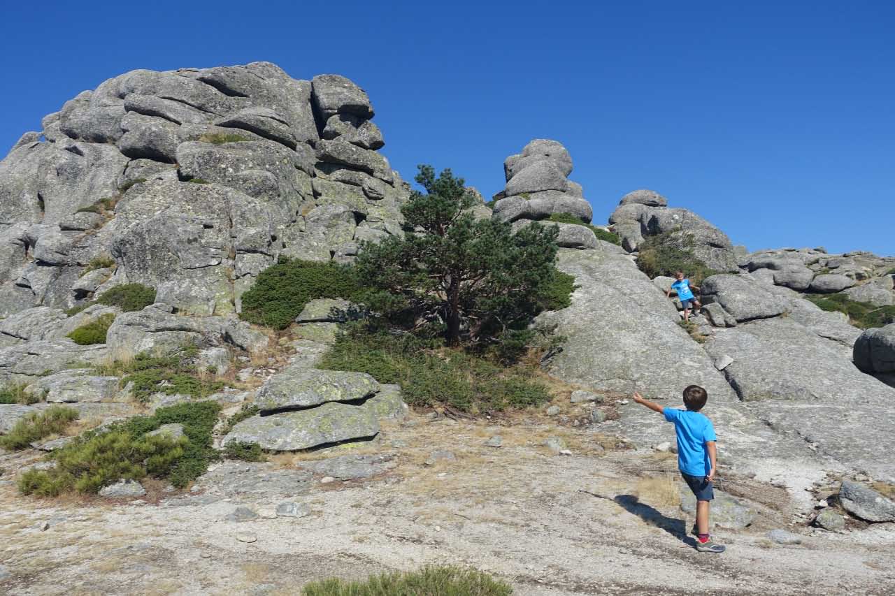 A los niños les encanta subir por las rocas