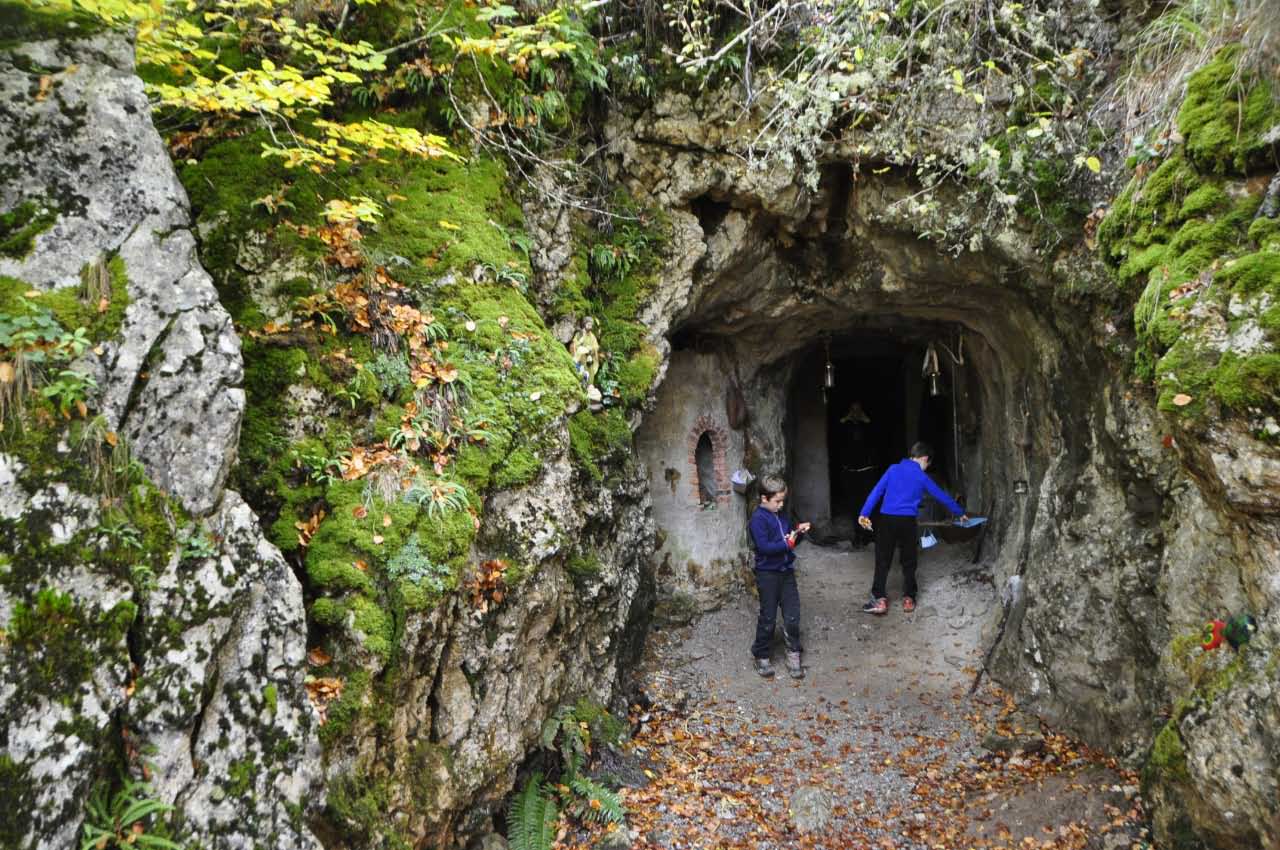 La Cueva de la Vieja del Monte es un enclave pintoresco para los niños
