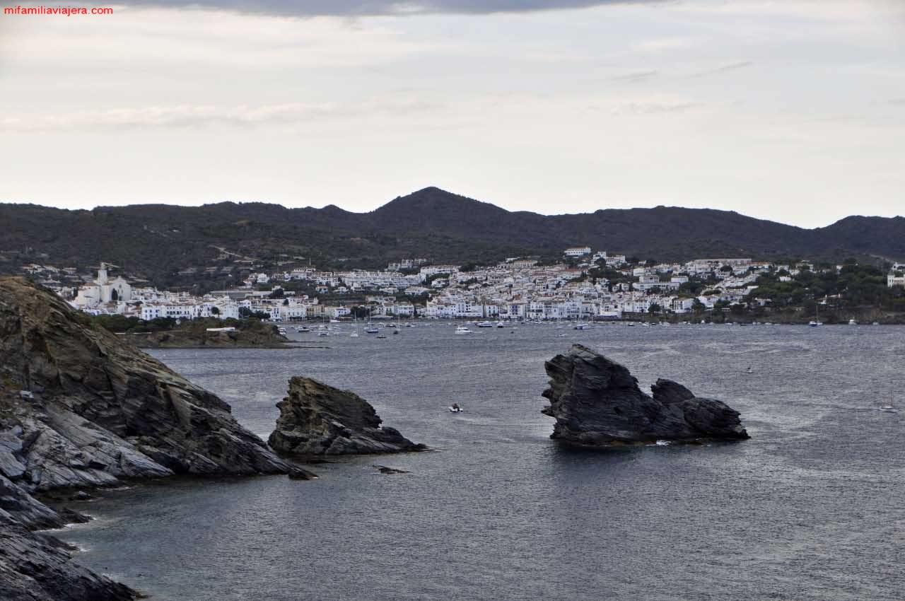 Vista de Cadaqués desde el Camino de Ronda desde Playa Sa Conca a Faro de Cala Nans