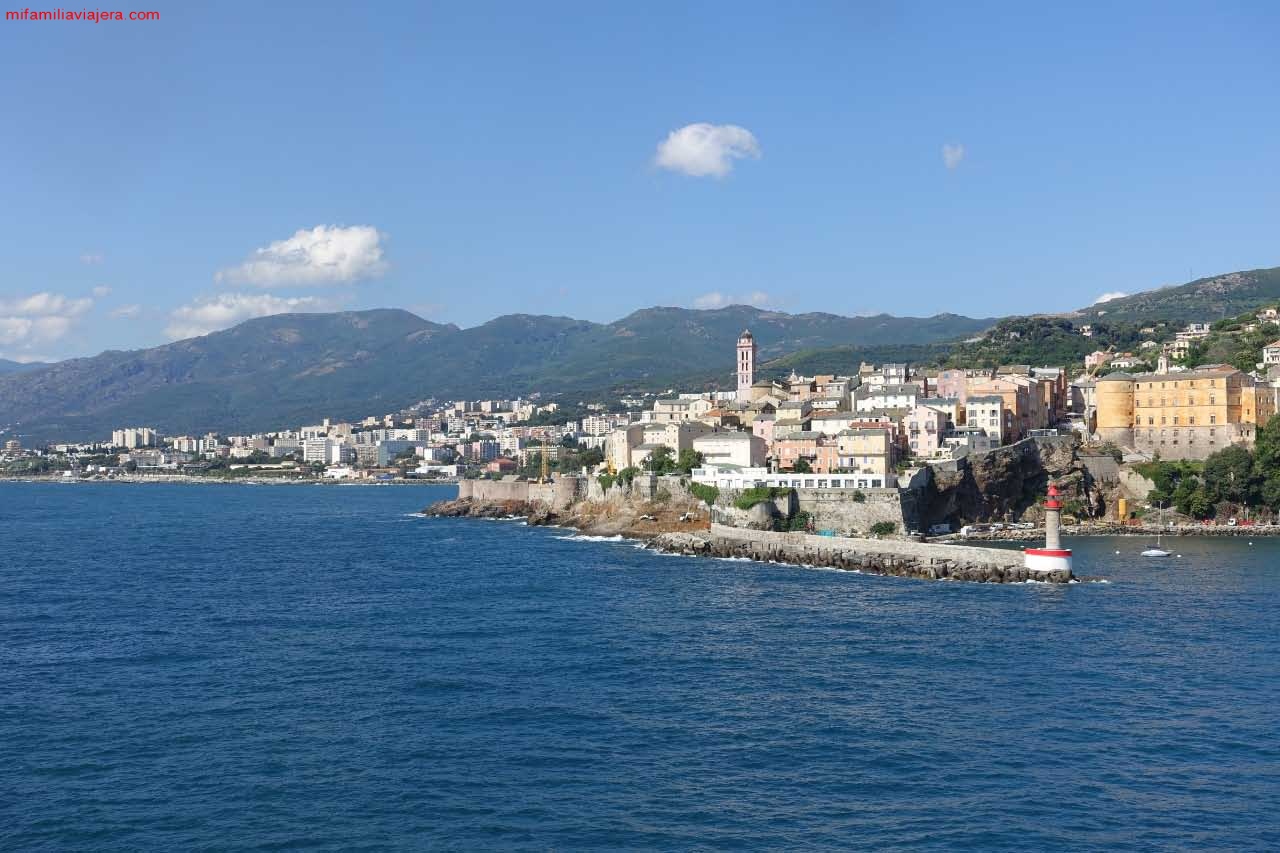 Panorámica de Bastia desde el ferry