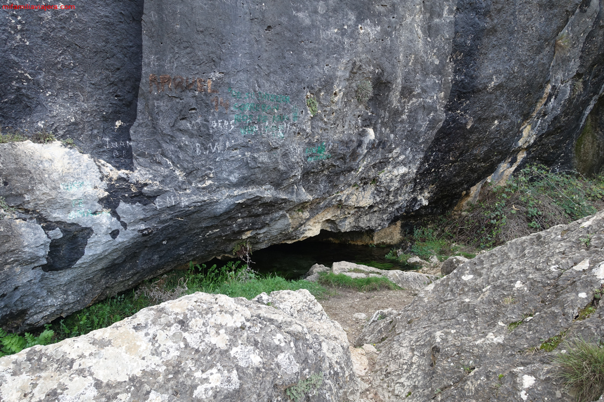 Cueva de acceso al Nacimiento de La Toba