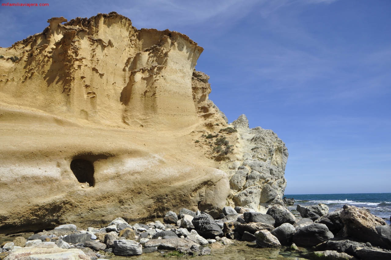 Acantilados y formaciones rocosas de la Playa de los Cocederos