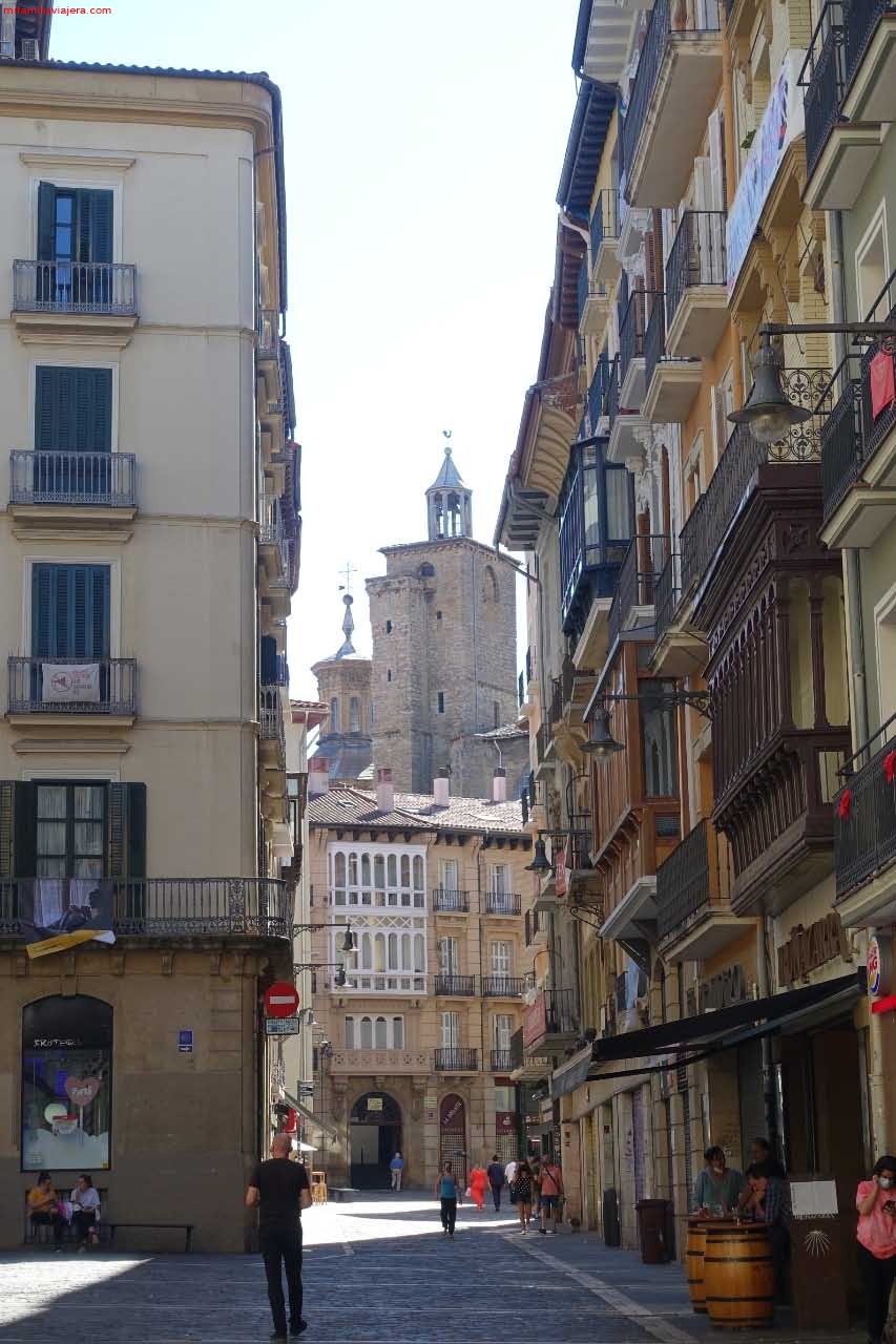 Calle de Pamplona con la Iglesia San Saturnino de fondo