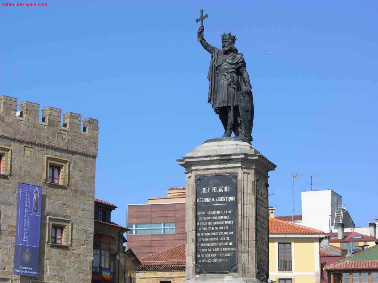 Estatua de Don Pelayo y Cruz de la Victoria, en Gijón