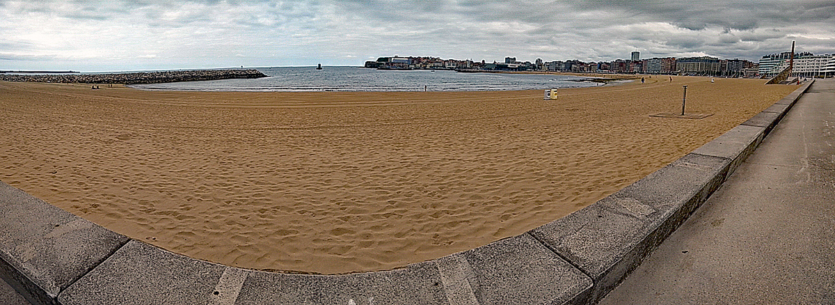 Panorámica de la Playa de Poniente, en Gijón