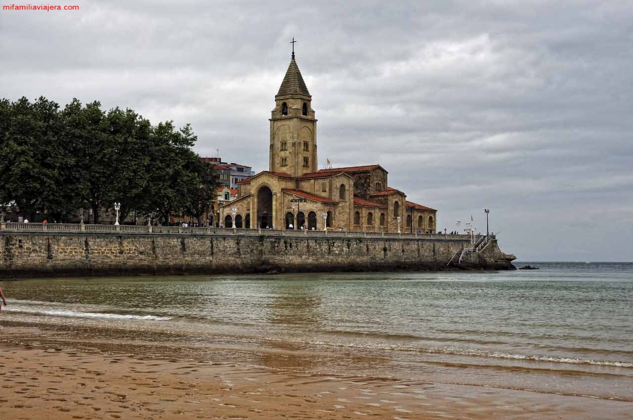 Panorámica de la Iglesia San Pedro Apóstol desde la Playa de San Lorenzo