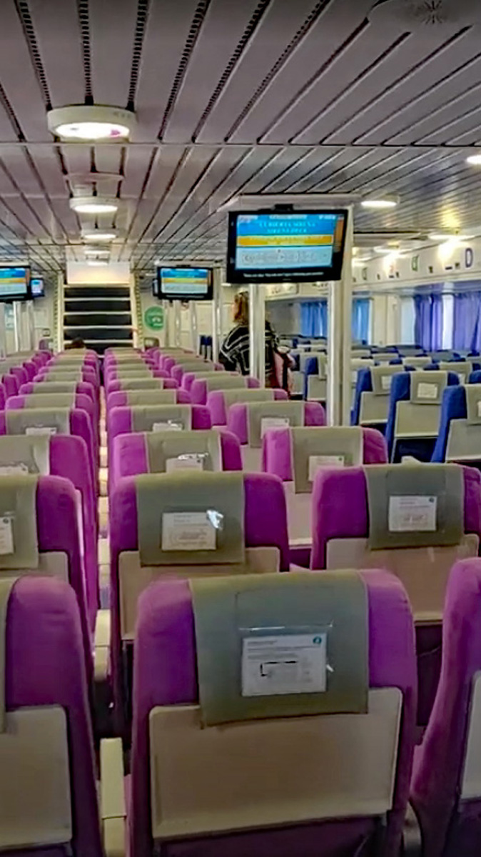 Asientos interiores del ferry Ibiza-Formentera de Baleària