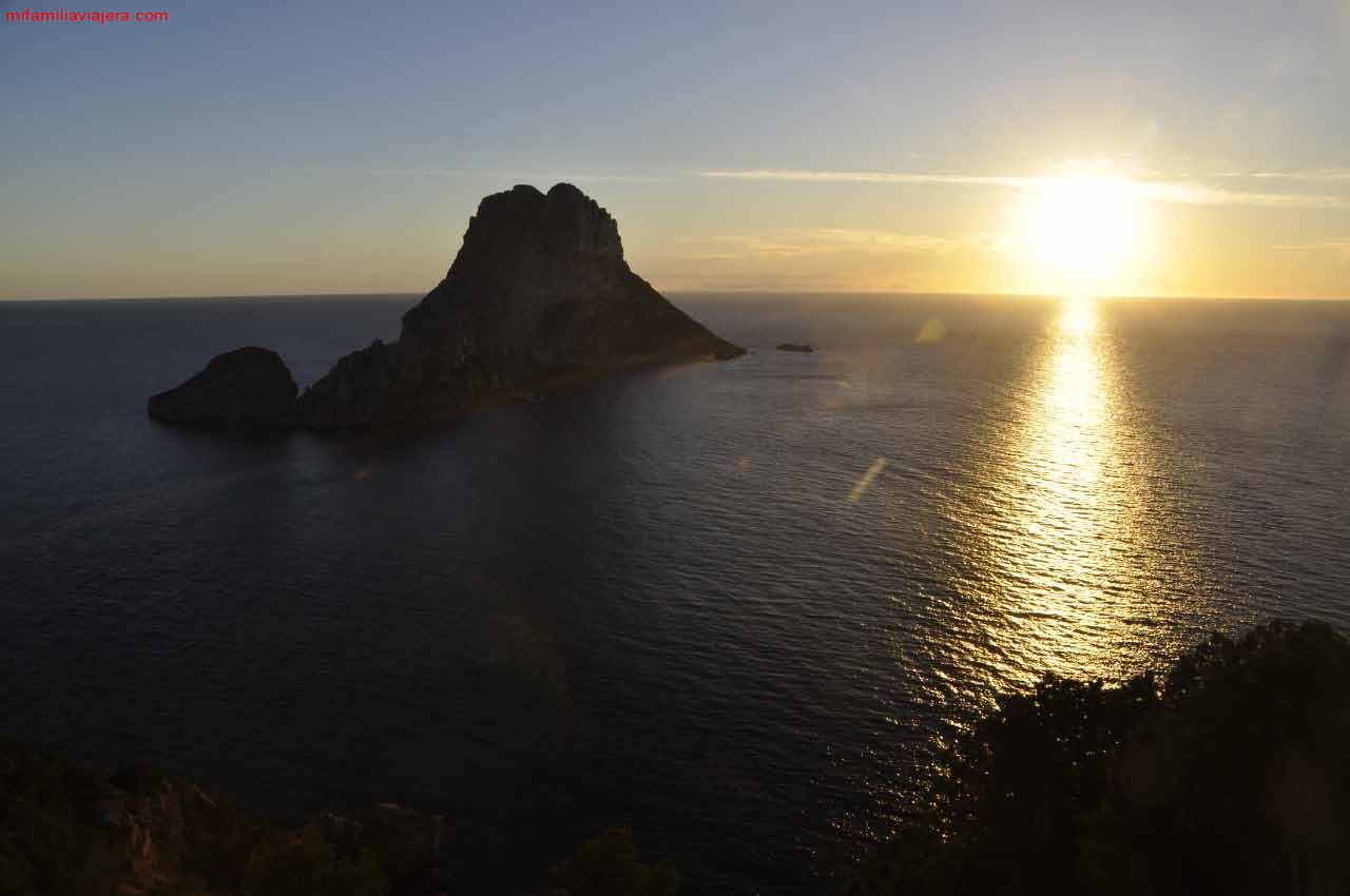 Atardecer de Ibiza desde el Torre des Savinar en Es Vedrá
