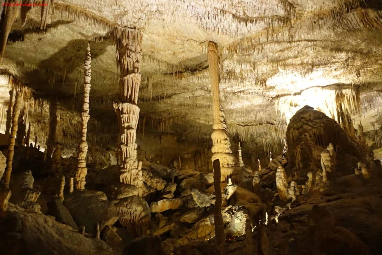 Formación de columnas de la Cueva del Drach
