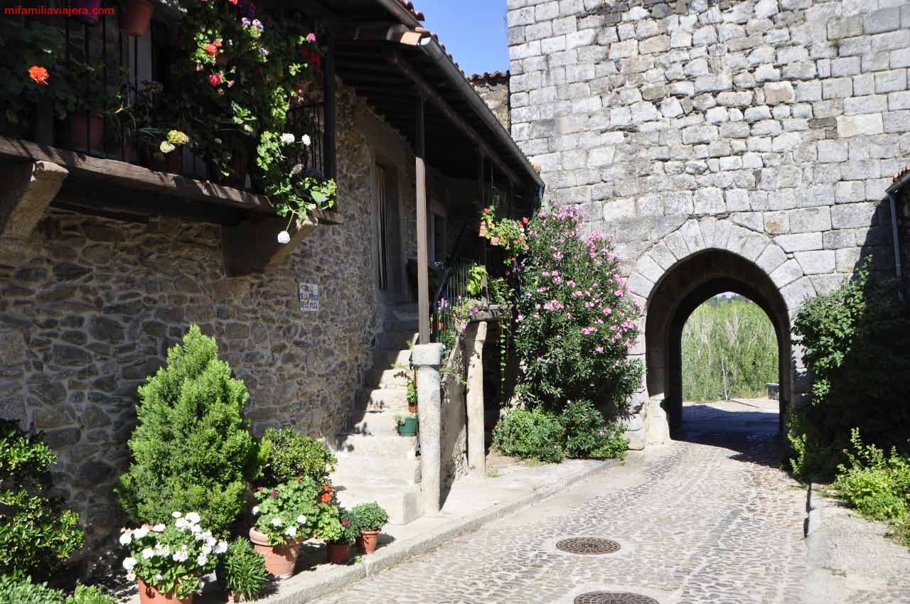 Acceso a la villa de Monleón