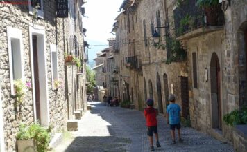 QUÉ VER EN AÍNSA Y ALREDEDORES: Uno de los pueblos más bonitos de Aragón La arquitectura de la villa está muy cuidada