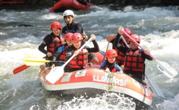 RAFTING EN EL RÍO NOGUERA PALLARESA EN EL PIRINEO LERIDANO Rafting en el río Noguera Pallaresa en el Pirineo leridano