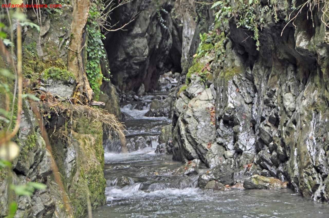 Garganta horadada por el río Viboli
