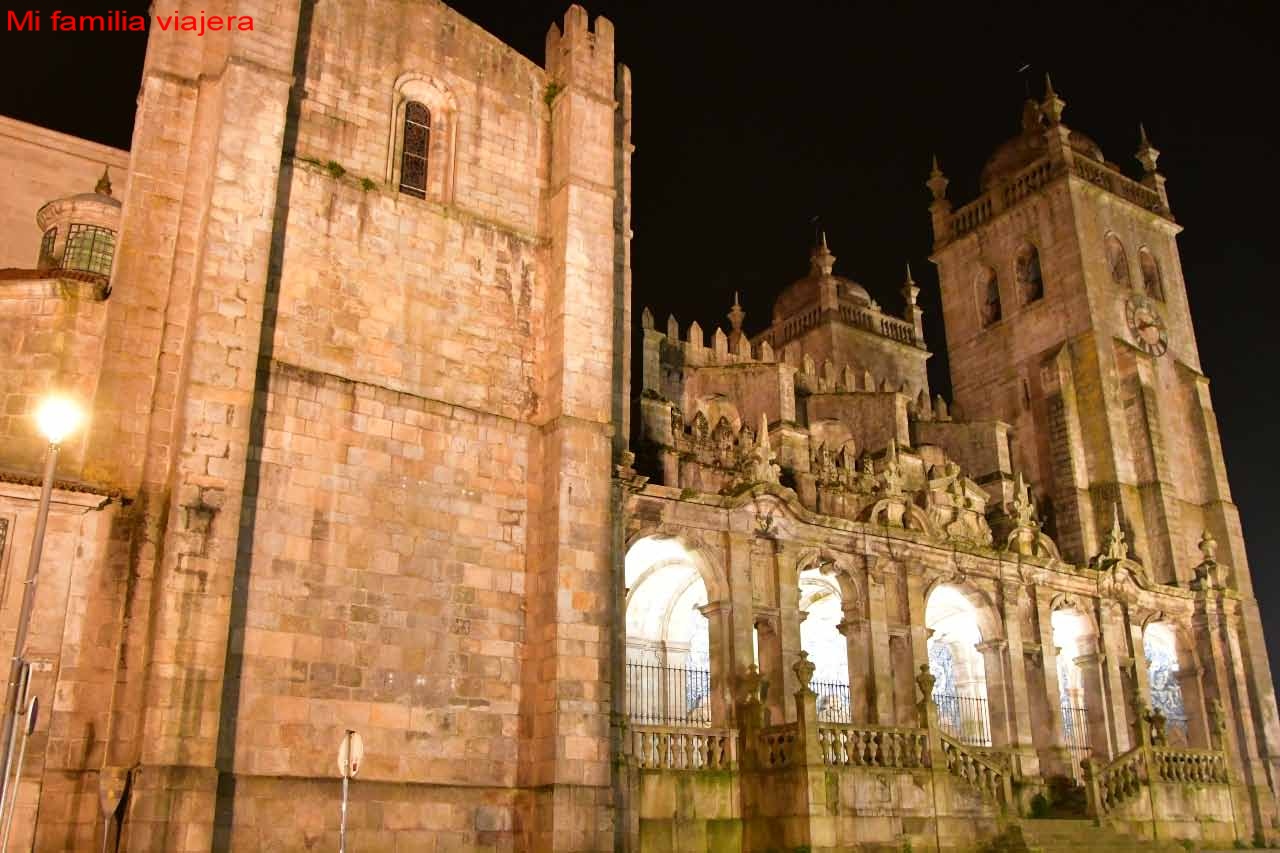 Catedral iluminada por la noche