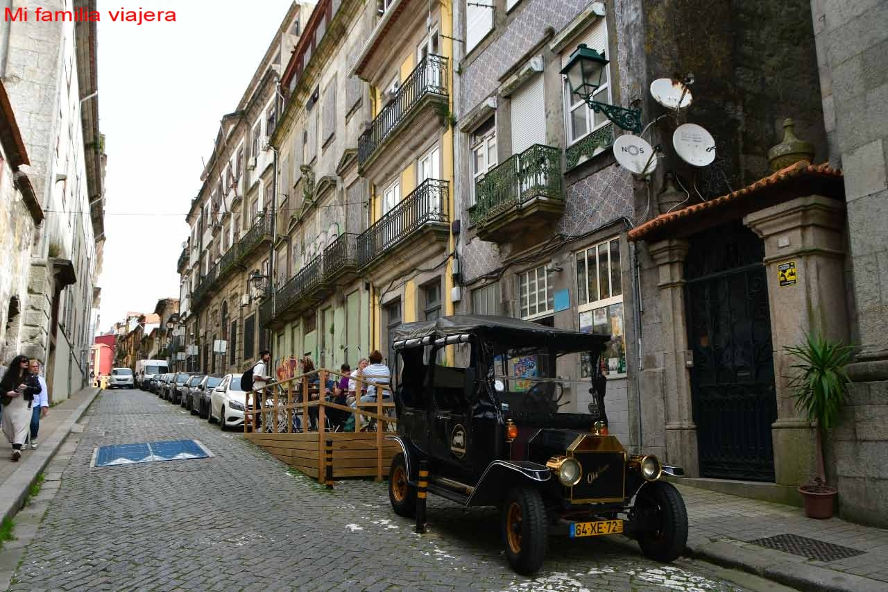 Coche antiguo aparcado en en centro histórico de Oporto