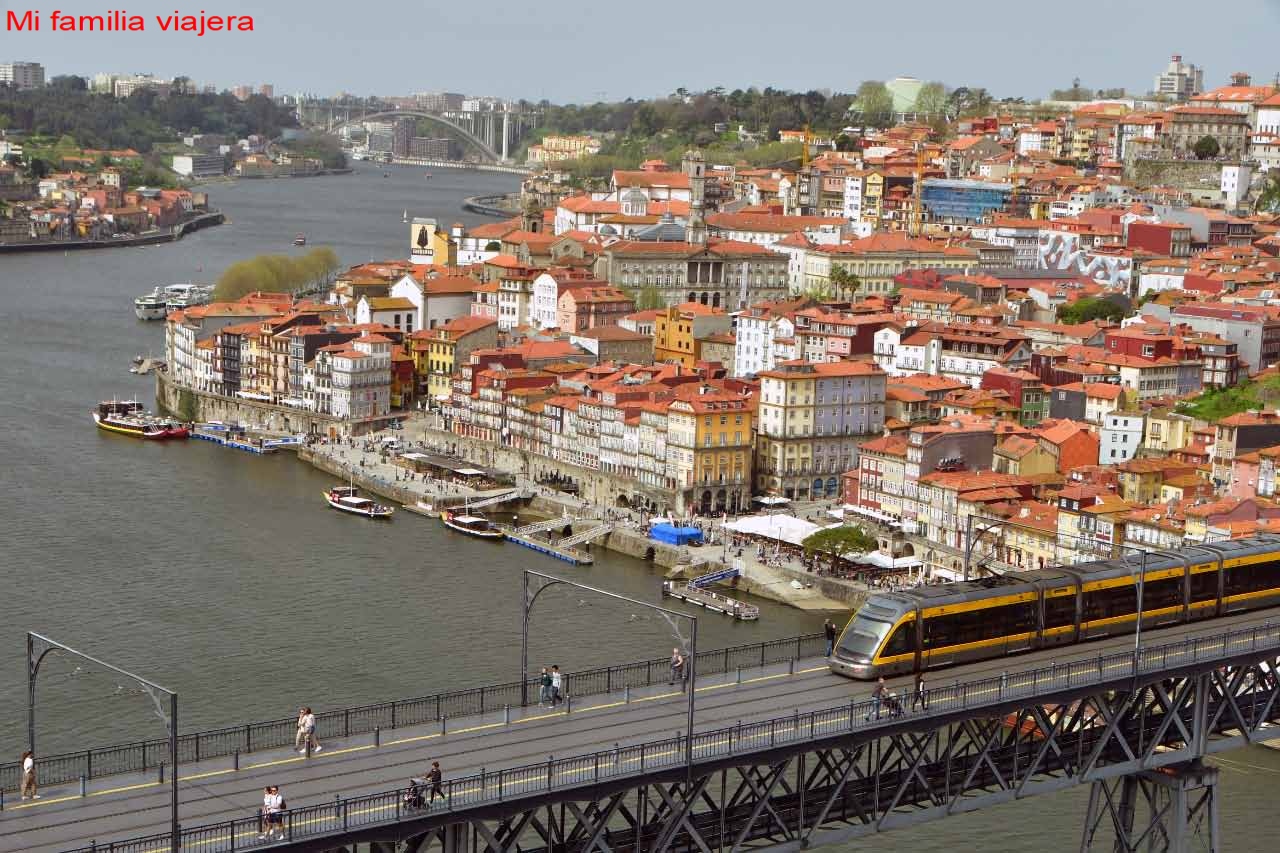 Vista desde el mirador Serra do Pilar de Oporto y el tranvía