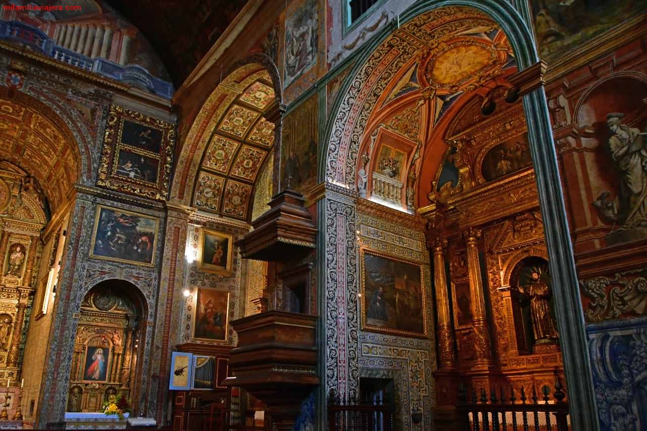 Decoración en madera dorada de la Iglesia del Colegio