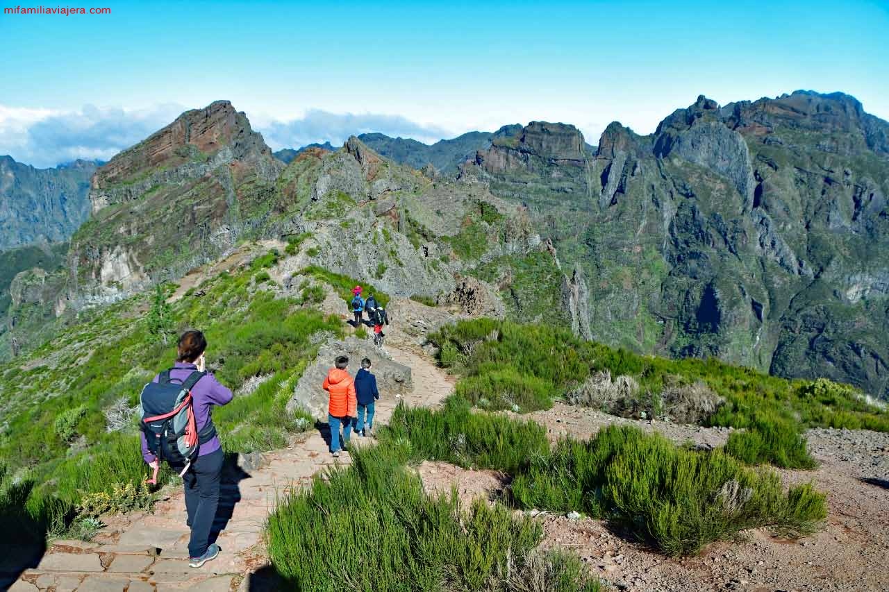 Sendero empedrado de inicio de ruta en el Pico Arieiro