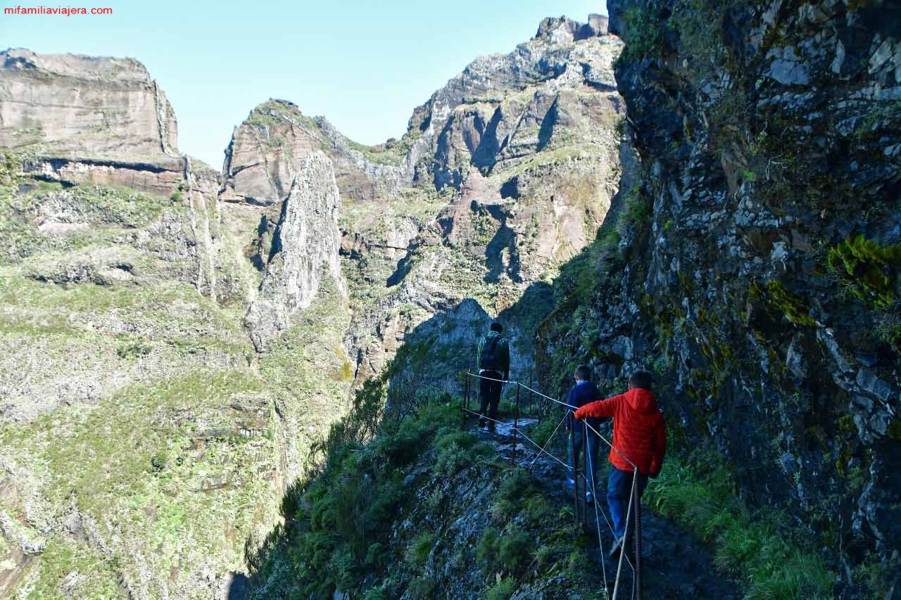 La ruta no tiene pérdida y cuenta con barrera de protección