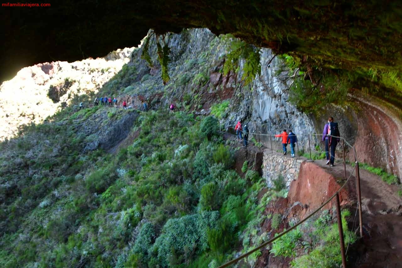 Sendero excavado en la roca