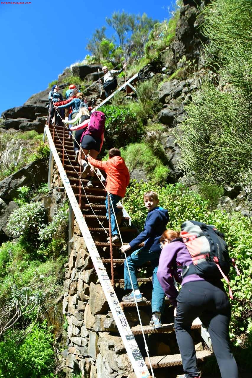 Escaleras de la ruta pico Arieiro a pico Ruivo