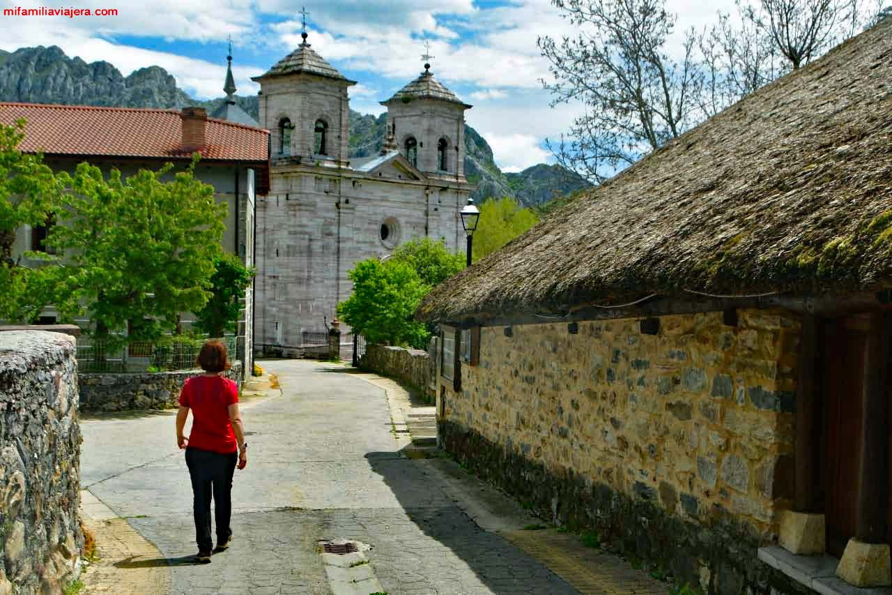 Casa del Humo de Lois con la Catedral de la Montaña al fondo