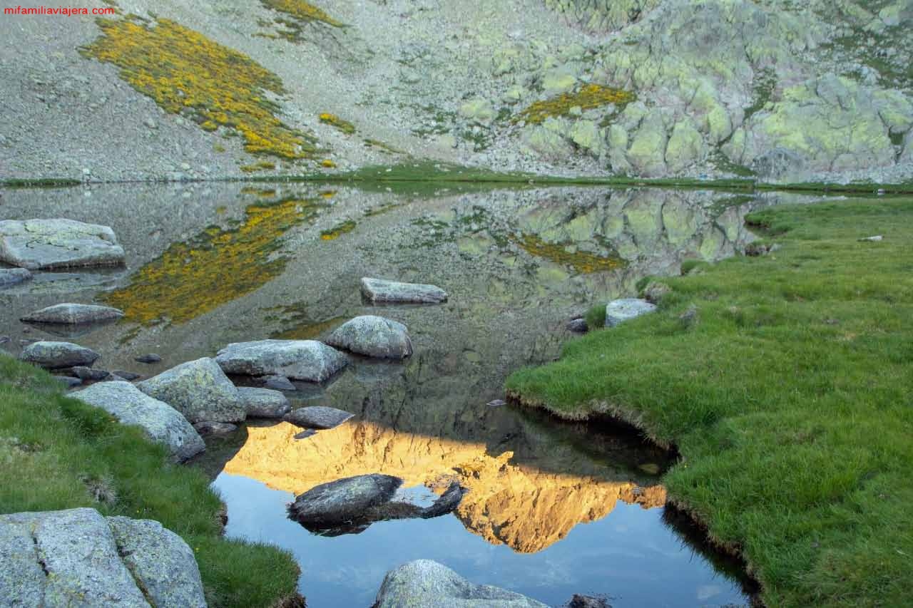 La laguna está como un espejo al amanecer