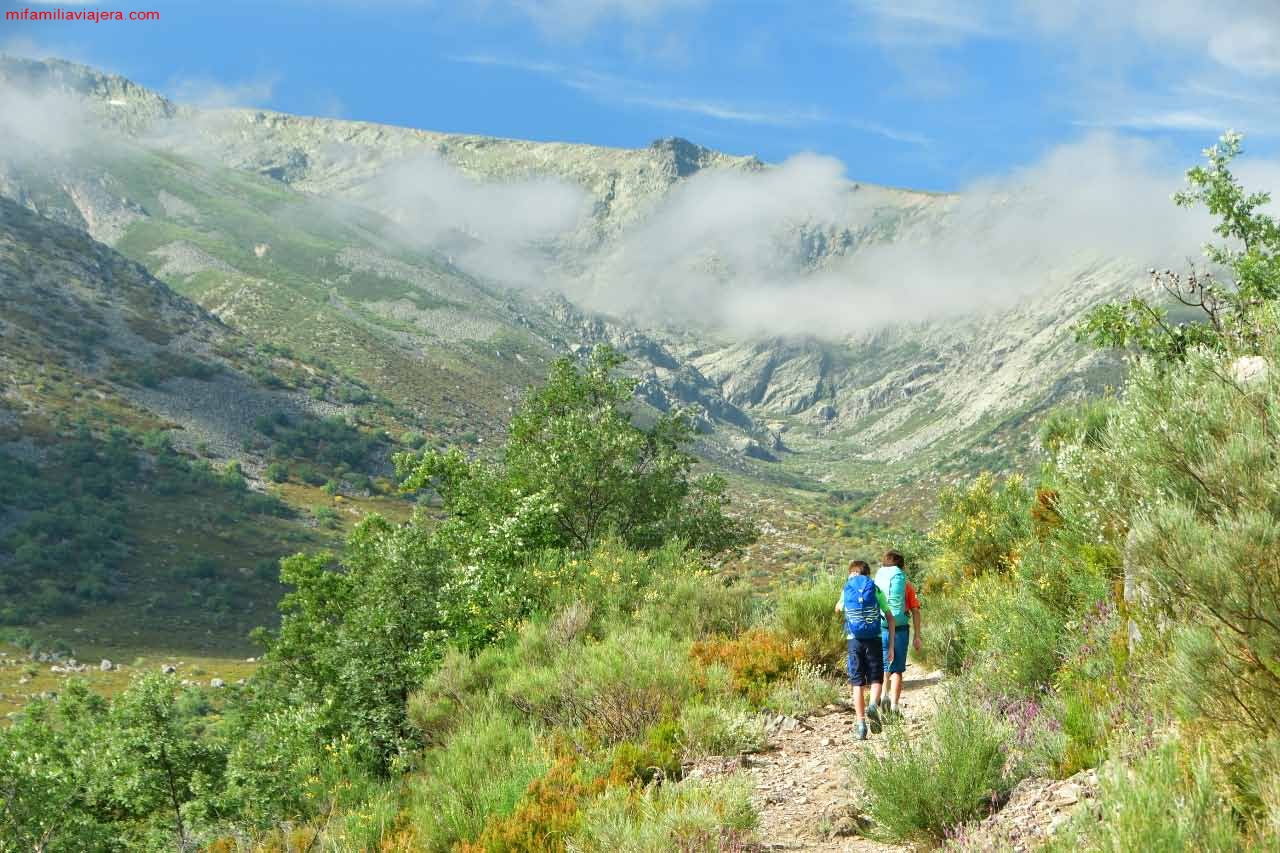 Vista del circo glaciar de la Laguna de los Caballeros desde el sendero de aproximación