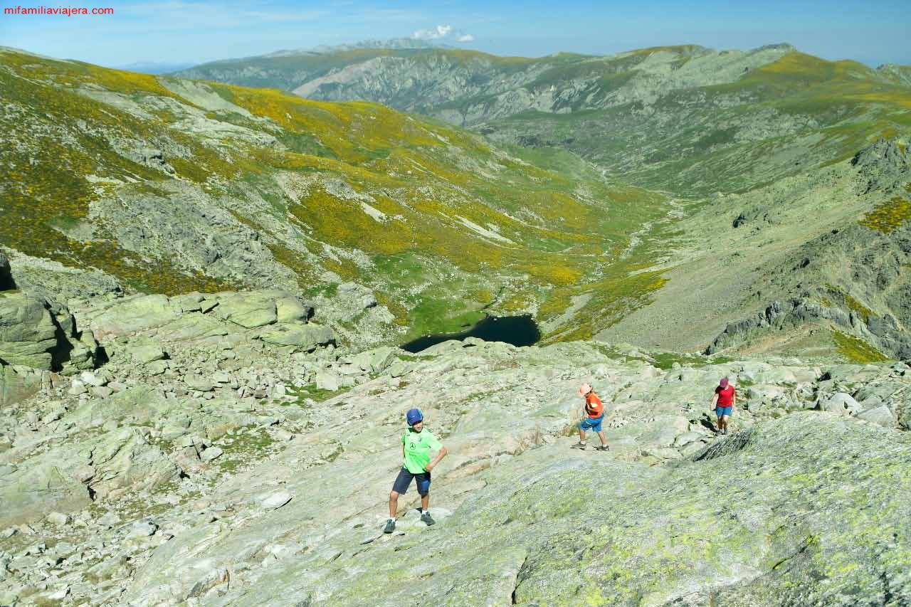 El sendero está señalizado por hitos